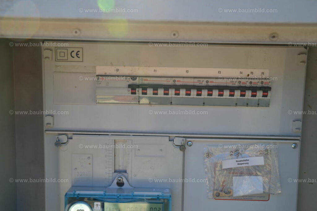 bib-lg17-elektroinstallation-0006 | Nach LV-Leistungsgruppen sortierte Detailfotos über den Bau eines Hauses. Alle Hausbau-Bilder direkt vom Urheber und Autor der Website Haus-Selber-Bauen.com