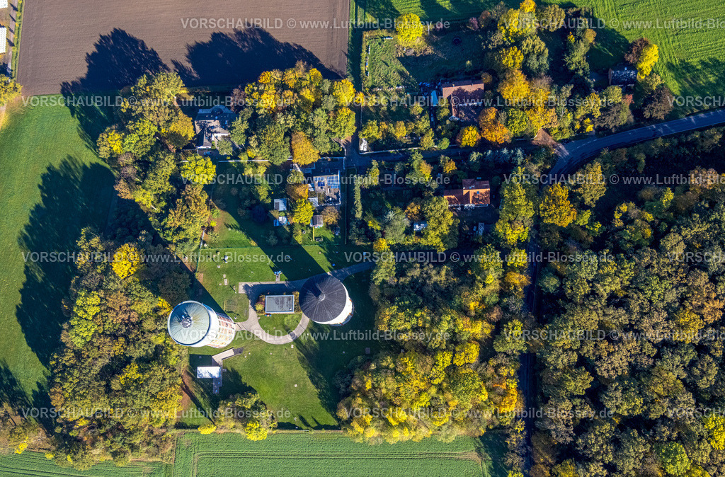 Hamm251001763 | Luftbild, zwei Wassertürme, Turm WT2000 und Turm WT3000, Wasserversorgung der Stadt Hamm, herbstliche Bäume, Eichenmischwald Rote Hecke, Stadtbezirk Rhynern, Hamm, Ruhrgebiet, Nordrhein-Westfalen, Deutschland