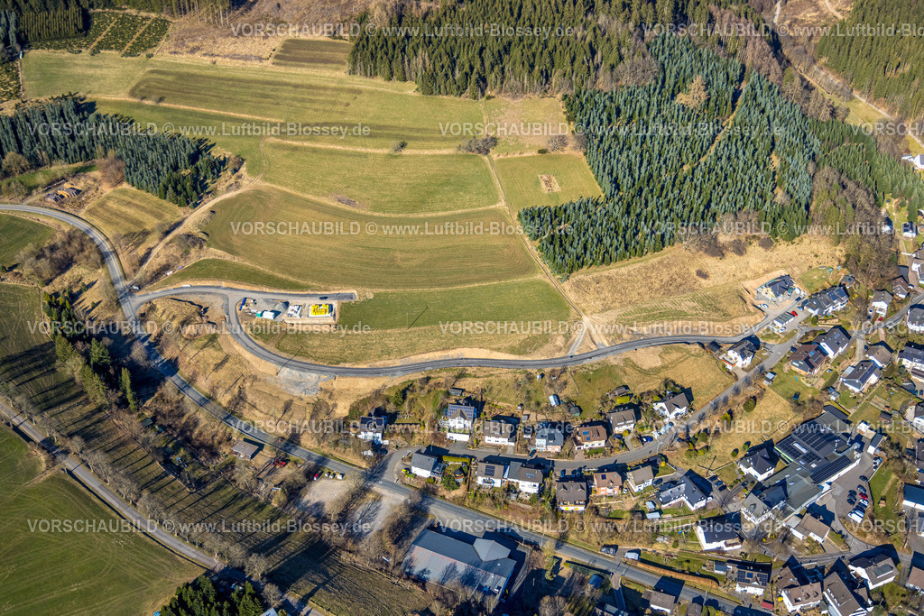 Kirchhundem250308862Oberhundem | Luftbild, Baustelle mit Straßenneubau Am Hesternberg, Wiesen und Felder mit Hügellandschaft, Oberhundem, Kirchhundem, Sauerland, Nordrhein-Westfalen, Deutschland