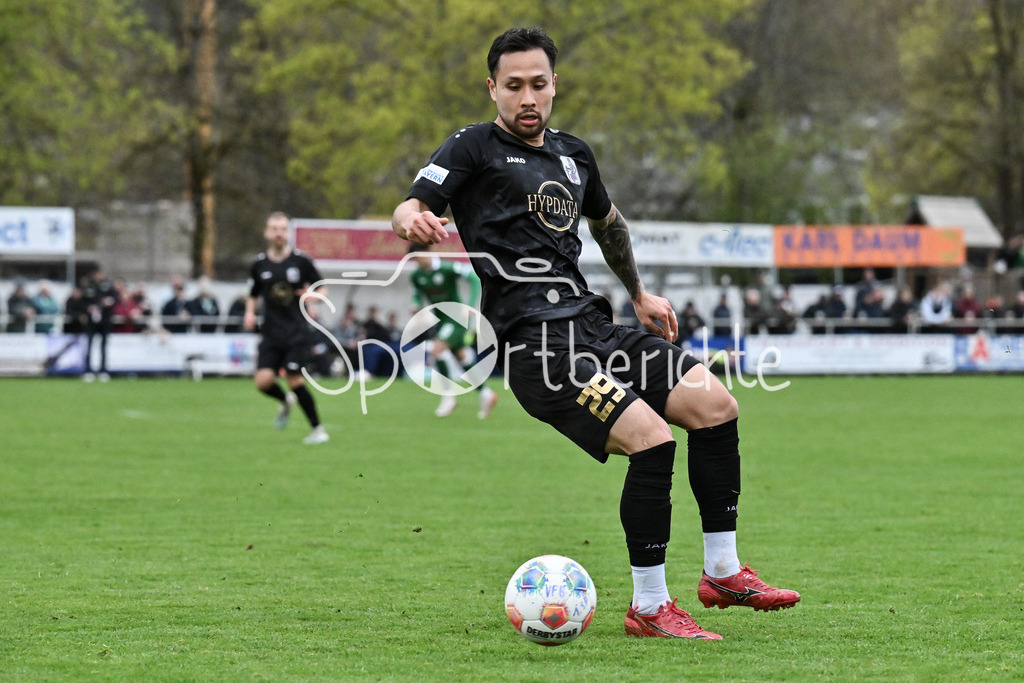 VfB Eichstätt - TSV Schwaben Augsburg | EICHSTÄTT, GERMANY - 14. APRIL: am Ball Achitpol KEEREEROM (TSV Schwaben Augsburg 29) / Einzelfoto / Freisteller während dem Match zwischen dem VfB Eichstätt und dem TSV Schwaben Augsburg am 19. Spieltag der Regionalliga Bayern im Hirsch Sportpark