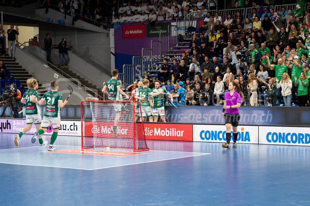 SV Wiler-Ersigen vs GC Unihockey - 23. April 2022 | SV Wiler-Ersigen vs GC Unihockey
Stimo Arena, Kloten
Wiler Spieler feiern das 1:2 durch #4 Michal Dudovic (SV Wiler-Ersigen) vor ihren Fans.
Bild: Sportfotografie Markus Aeschimann | www.markus-aeschimann.ch - Realisiert mit Pictrs.com