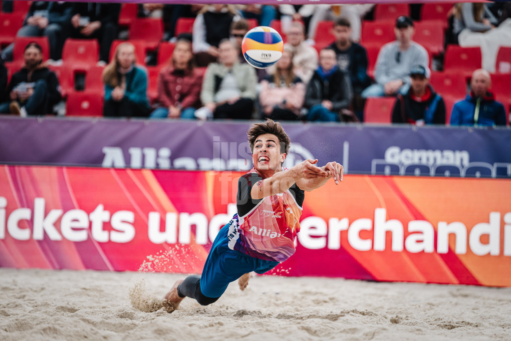 Beachvolleyball | Männer | German Beach Tour 2024 | Tourstop Bremen | 07.06.2024 | Lui Wüst springt zum Ball