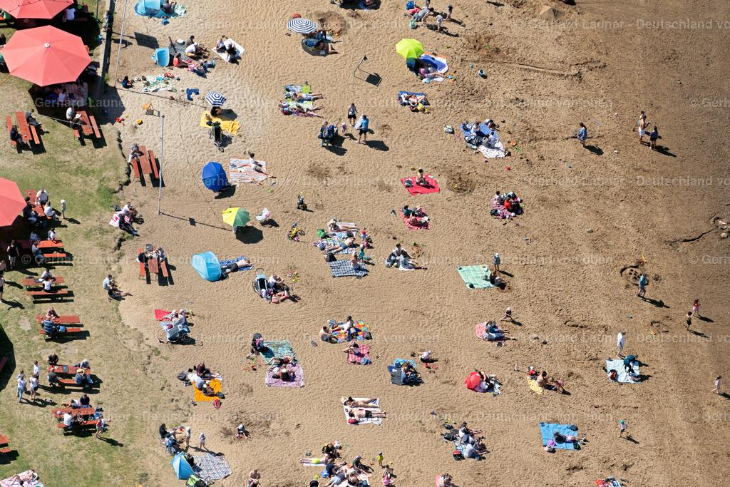 4029748 | BREMEN 01.06.2020 Sandstrand- Landschaft entlang des Ufer- Flußverlaufes am Strandbad Weserstrand am Strandweg im Ortsteil Huckelriede in Bremen, Deutschland. // Sandy beach landscape along the banks of the river on Strandbad Weserstrand in the district Huckelriede in Bremen, Germany. Foto: Gerhard Launer
