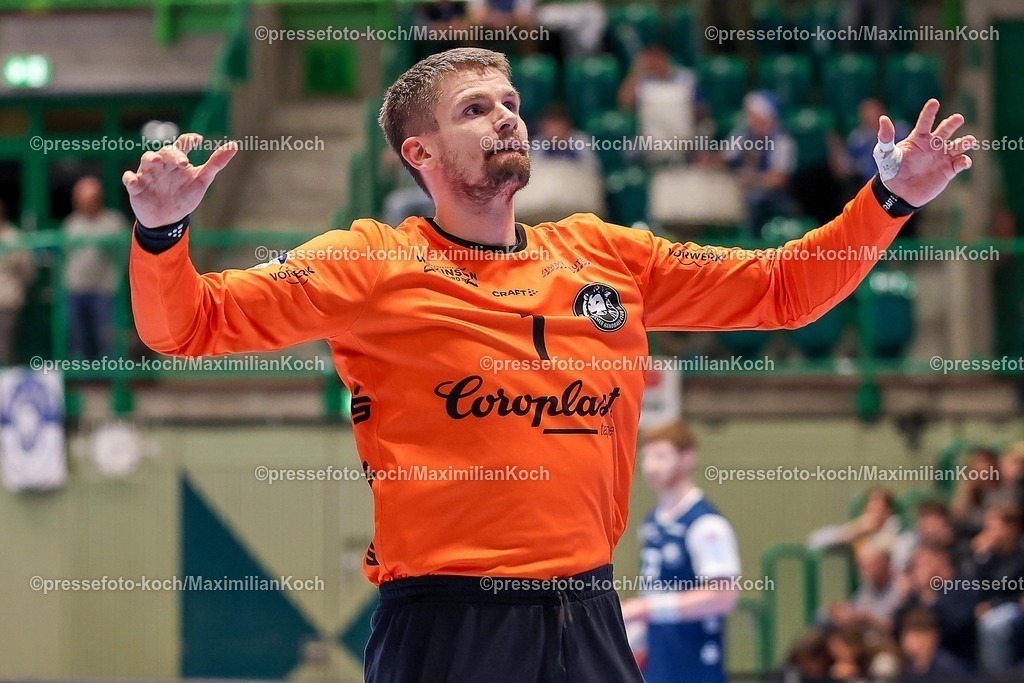 BHC11122501023 | 11.12.2025, Handball, HBL, Bergischer HC - ThSV Eisenach, Unihalle Wuppertal: Torhüter Christopher Rudeck (BHC #01) jubelnd auf dem Spielfeld
