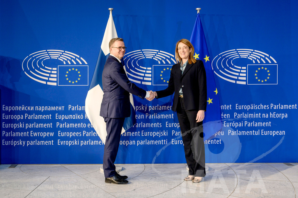 _DWI6064 | Die Ankunft des finnischen Ministerpräsidenten wurde im Rahmen des Programms „This is Europe“ von EU-Präsidentin Roberta Metsola am 13.03.2024 in EU-Parlament Straßburg begrüßt. - Realisiert mit Pictrs.com