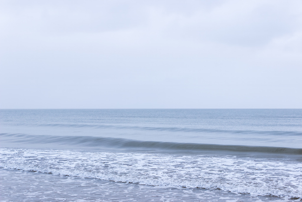 Wandbild: Atem des Meeres -  Sanfte Wellen vor Falshöft | Dieses kunstvolle Wandbild fängt den harmonischen Rhythmus der Ostsee vor Falshöft in vollendeter Ästhetik ein. Die sanft auslaufenden Wellen und die feine Gischt verschmelzen mit der kühlen, ruhigen Farbpalette zu einer Komposition von zeitloser Eleganz. Das Bild vermittelt ein tiefes Gefühl von Gelassenheit und Weite – ein stilvolles Statement für moderne Premium-Interieurs, die eine Oase der Ruhe schaffen möchten.