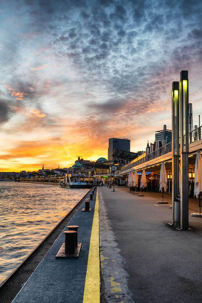 10250709 - Landungsbrücken Sunset | Stimmungsvolles Abendmotiv von den Landungsbrücken....jetzt als Wandbild oder Poster bestellen, z.B. auf Leinwand oder hinter Acrylglas.