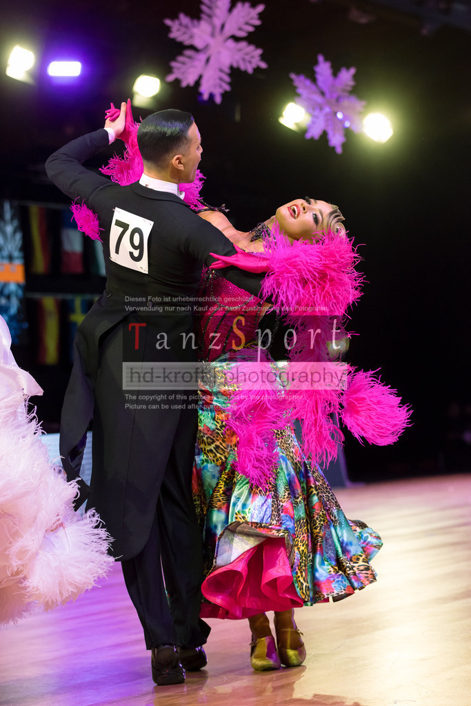 20241215_WDSF_Int_Open_Std-Riga-9566 | Tanzsportbilder, Standardtanz, Lateintanz, WDSF, DTV, LTVB, dancecomp, goc, hessen tanzt, blaues band der spree, walzer, tango, wiener walzer, slowfox, quickstepp, samba, rumba, cha-cha-cha, paso doble. jive, hd-kroft photography, turniertanzsport
