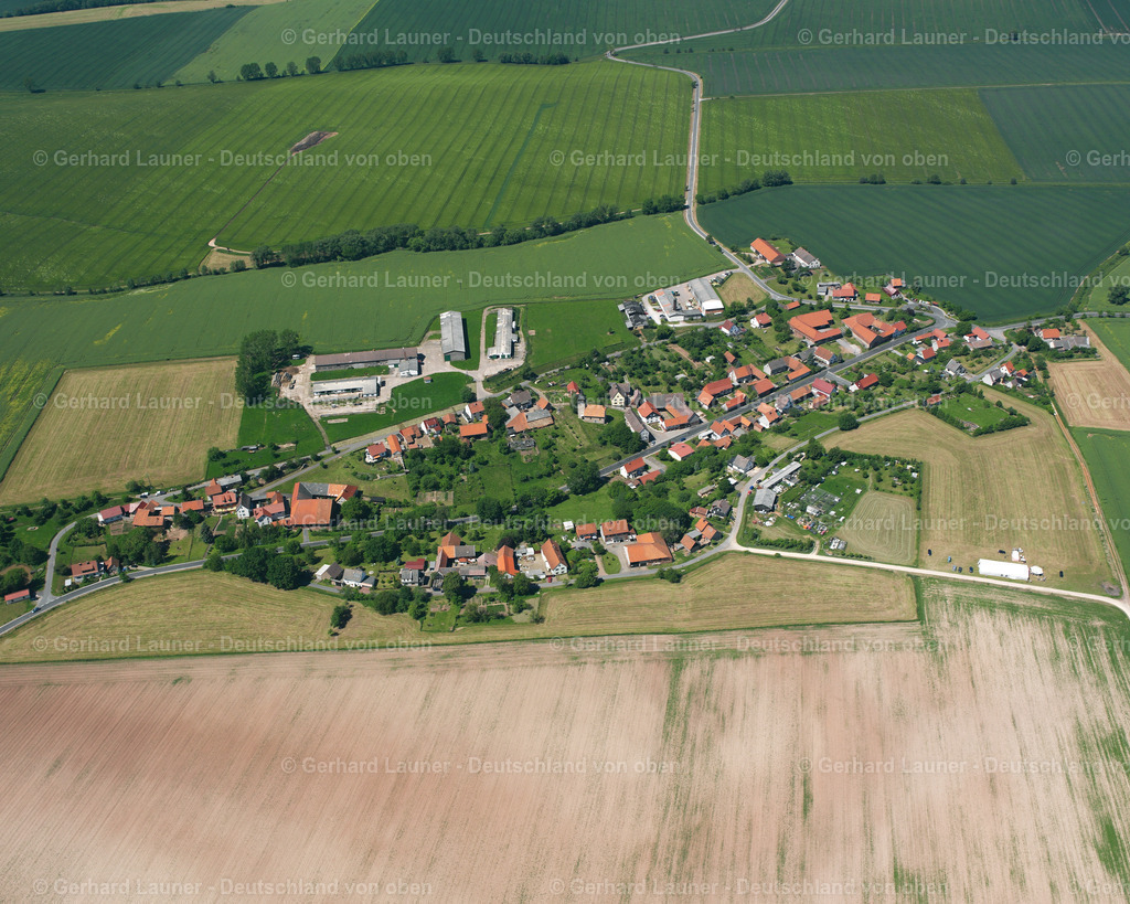 2634381 | EPSCHENRODE 16.06.2006 Landwirtschaftliche Nutzflächen und Feldgrenzen umsäumen das Siedlungsgebiet des Dorfes an der Epschenröder Hauptstraße in Epschenrode im Bundesland Thüringen, Deutschland. // Agricultural land and field boundaries surround the settlement area of the village on street Epschenroeder Hauptstrasse in Epschenrode in the state Thuringia, Germany. Foto: Gerhard Launer