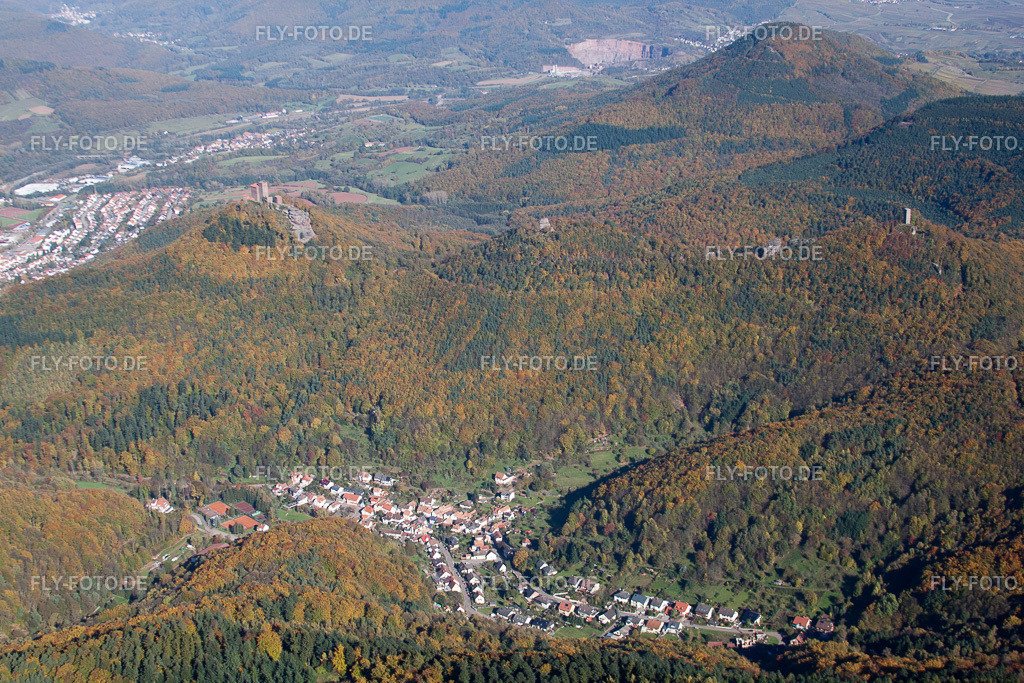 Bindersbach, die 3 Burgen | Luftbild: Bindersbach, die 3 Burgen im Ortsteil Bindersbach in Annweiler im Bundesland Rheinland-Pfalz in Deutschland. Foto: IMG_34781.jpg vom 26.10.2010 durch Werner Riehm/FLY-FOTO.de - Realisiert mit Pictrs.com