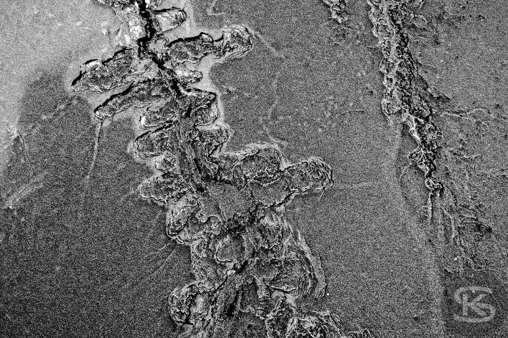 Ground Levels – Abstrakte Landschaften entwässerter Seen aus der Vogelperspektive | Ground Levels zeigt Drohnenaufnahmen entwässerter Seegründe, die zwischen Realität und Abstraktion oszillieren. Rinnsale, Pfützen und Muster verwandeln sich aus der Luft zu abstrakten Kompositionen – Fotokunst von Stefan Kuhn. - Realisiert mit Pictrs.com