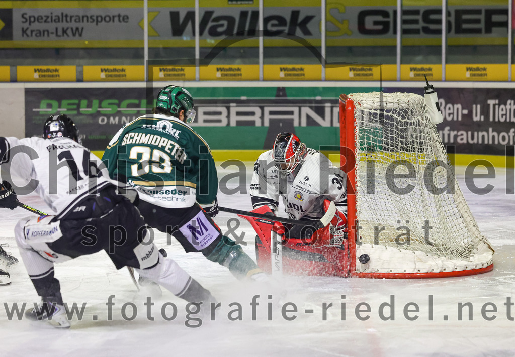 2026-01-30_012_TSV_Erding_gegen_EHF_Passau_Black_Hawks | Erding, Deutschland, 30.01.2026:Eishockey, Oberliga Süd 2025 / 2026, 42. Spieltag, TSV Erding gegen EHF Passau Black Hawks, Endergebnis: 2:6Philipp Faulhaber (EHF Passau Black Hawks, #16), Marc Schmidpeter (Erding Gladiators, #33), Torwart Janik Engler (EHF Passau Black Hawks, #30)Foto: Christian Riedel / fotografie-riedel.net