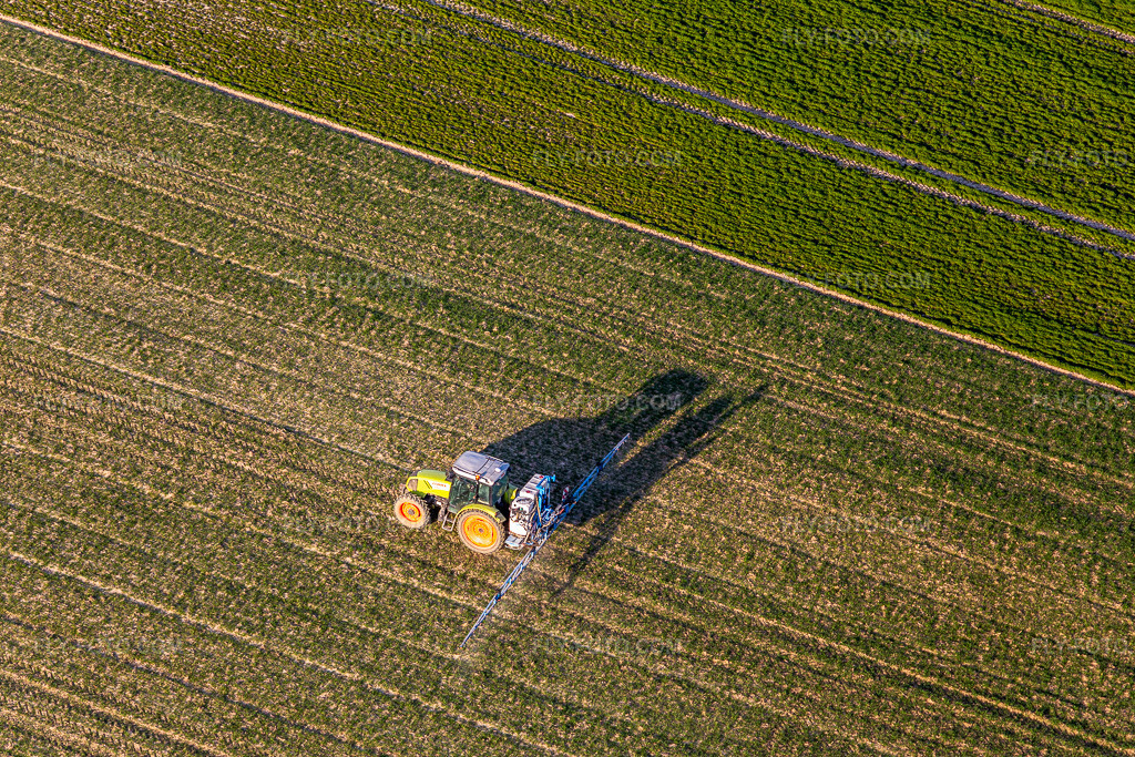 Aerial view: Application of plant protection products in Niederlauterbach in the state Bas-Rhin, France.Photo: IMG_130973.jpg taken on 03/22/2022 by Werner Riehm/FLY-FOTO.comResolution of the original: 5472 x 3648 px