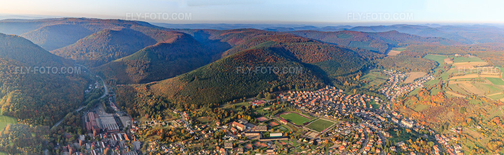Aerial view: City panorama from the south in Niederbronn-les-Bains in the state Bas-Rhin, France. – Photo: IMG_54164-Pano.jpg taken on 10/21/2012 by Werner Riehm/FLY-FOTO.com – Resolution of the original: 12332 x 3807 px
