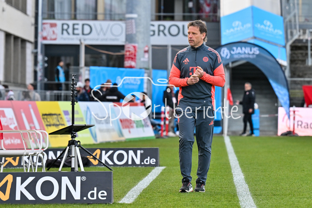 FC Würzburger Kickers - FC Bayern Amateure | WÜRZBURG, DEUTSCHLAND - 10. APRIL: im Bild Holger SEITZ Cheftrainer FC Bayern München II / Einzelfoto / Freisteller vor dem Match zwischen dem FC Würzburger Kickers und den Amateuren des FC Bayern München am 28. Spieltag der Regionalliga Bayern in der AKON Arena
