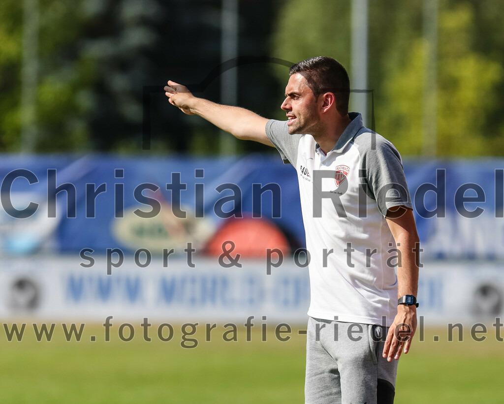 2023-07-08_120_FC_Langengeisling_gegen_TSV_Buchbach | Erding, Deutschland, 08.07.2023:
Fußball, Bezirksliga Oberbayern Ost 2023 / 2024, Testspiel, FC Langengeisling gegen TSV Buchbach, Endergebnis: 0:6

Trainer Alexander Käs (TSV Buchbach)

Foto: Christian Riedel / fotografie-riedel.net