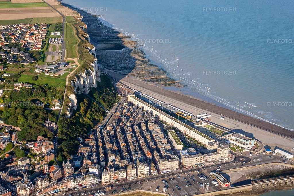 Vue aérienne: Casino JOA à le quartier Basse Ville in Le Tréport dans le département Seine-Maritime, France. Photo: IMG_70788.jpg prise le 24/08/2014 par Werner Riehm/FLY-FOTO.eu – Résolution de l'original: 4752 x 3168 px
