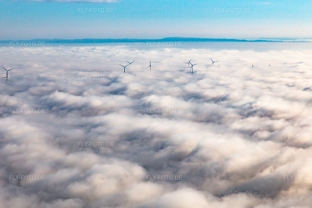 Luftbild: Rotoren des Windparks bei Offenbach ragen über die tiefen Wolken in Offenbach an der Queich im Bundesland Rheinland-Pfalz in Deutschland. Foto: IMG_143436.jpg vom 29.09.2024 durch Werner Riehm/FLY-FOTO.de