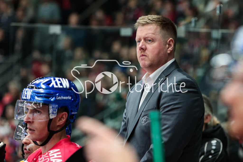 Augsburger Panther - Koelner Haie  | Panther Trainer Peter RUSSELL mit versteinerter Miene