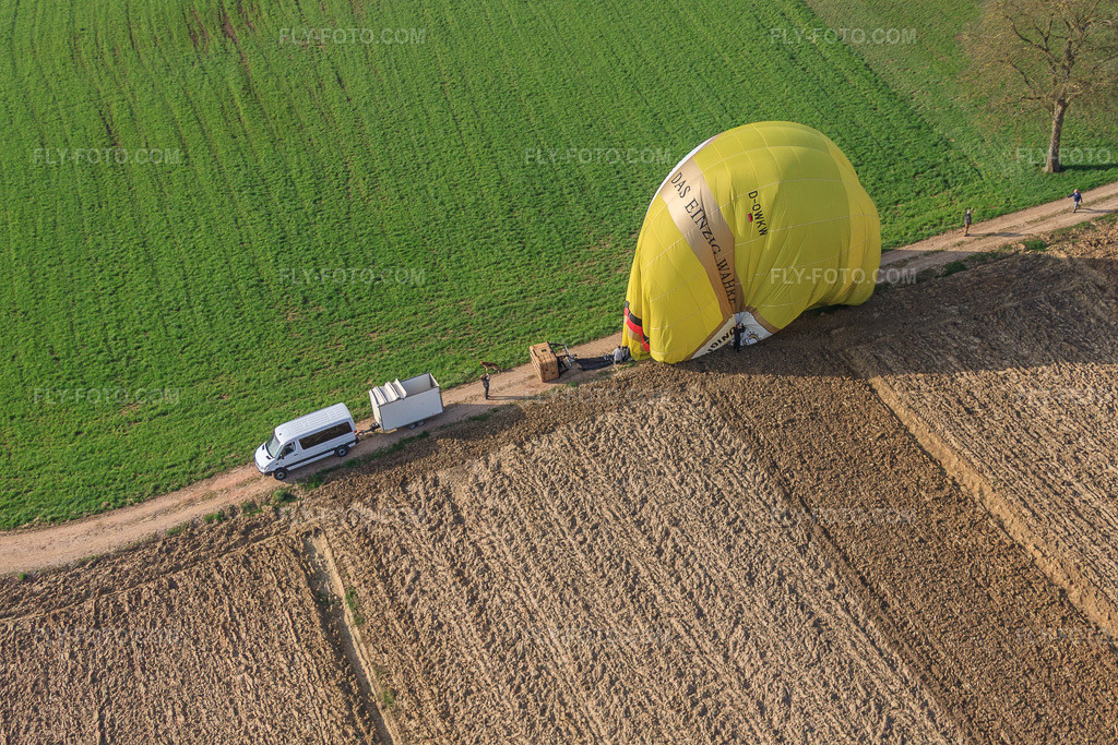 Aerial view: Hot air balloon D-OWKW landing on a dirt road in Gunstett in the state Bas-Rhin, France. – Photo: IMG_63782.jpg taken on 03/30/2014 by Werner Riehm/FLY-FOTO.com – Resolution of the original: 4752 x 3168 px