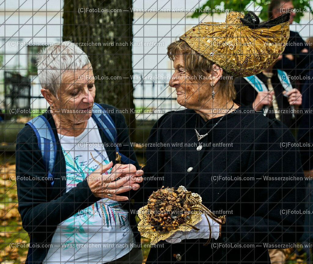 ALP3559_Jeanne de Ferrette_Golkdhaube_Csukovits Roswitha | (C)FotoLois.com, Alois Spandl, 700stes Hochzeitsjubiläum - Albrecht II. mit Johanna von Pfirt in Thann (FR) im März 2024. Empfang des Organistionskommitees aus der Region Ferrette (Pfirt)/Thann aus dem Elsass mit Empfang durch die Stadtgemeinde und Bezirkshauptmannschaft Scheibbs im Schloss Scheibbs und anschließender Kranzniederlegung in der Kartausenkirche über der Krypta des Gründerehepaares durch Mitglieder des Templer Ordens im Beisein von Mitgliedern der Goldhaubengruppen, Fr 22. September 2023.