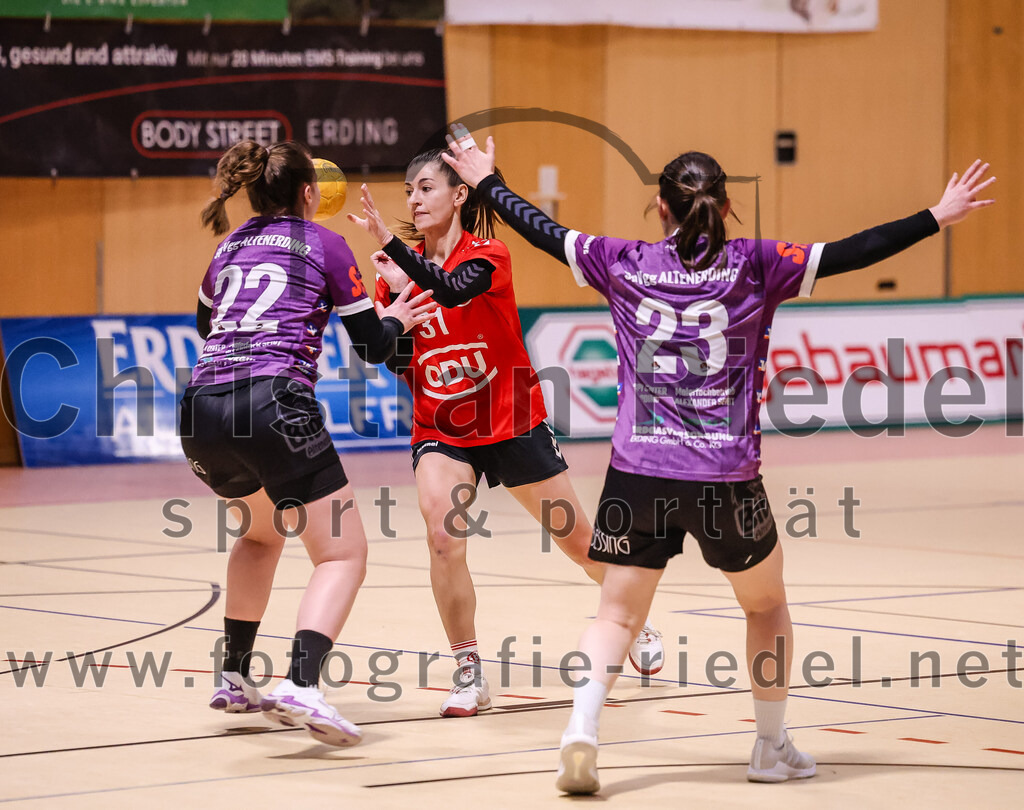 2025-01-18_103_SpVgg_Altenerding_gegen_TV_Altoetting | Erding, Deutschland, 18.01.2025:Handball, Bezirksoberliga Frauen Altbayern 2024 / 2024, 11. Spieltag, SpVgg Altenerding gegen TV Altötting, Endergebnis: 19:24Johanna Taubmann (SpVgg Altenerding, #22), Sarah Greilinger (TV Altötting, #31), Katharina Künstner (SpVgg Altenerding, #23)Foto: Christian Riedel / fotografie-riedel.net
