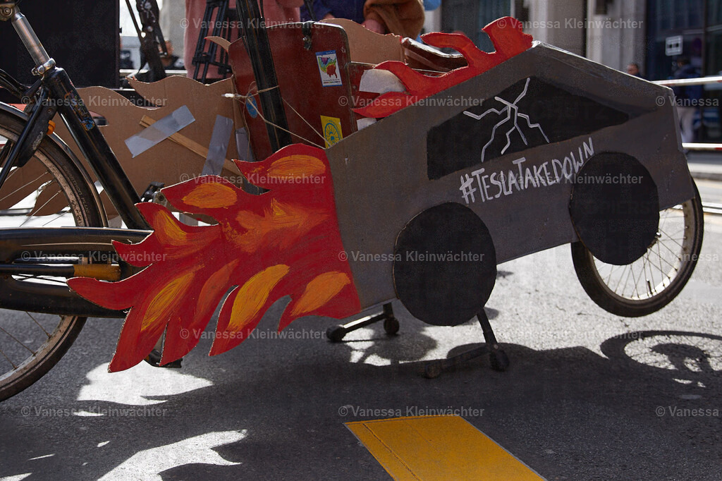 250405_TeslaTakedown_13 | "Tesla Takedown" rally against Musk and facism in front of the Tesla Store in Berlin, Germany. Germany also has a Tesla factory ~30km from Berlin. - Realisiert mit Pictrs.com