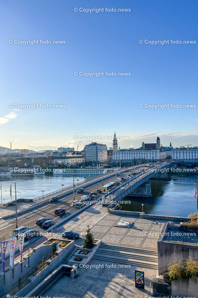 Linz_ Verkehr_ 07.04.2025-14 | 07.04.2025, LINZ, AUT, im Bild Themenbild, Verkehr, Stau, KFZ, Bruecke, Nibelungenbruecke, Auto, Montag, Fruehverkehr, Radweg, Radfahrstreifen, Fahrspurverengung, oeffentlicher Verkehr, Bus, Verkehrsverbund, Pendler, Neu, B127