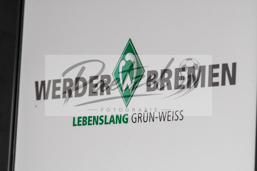 20200318_TRASVW_0007 | Fussball, Herren: . Werder Bremen Logo mit Slogan „Lebenslang Gruen-Weiss" am 18.03.2020 in Bremen, Deutschland. - Realisiert mit Pictrs.com