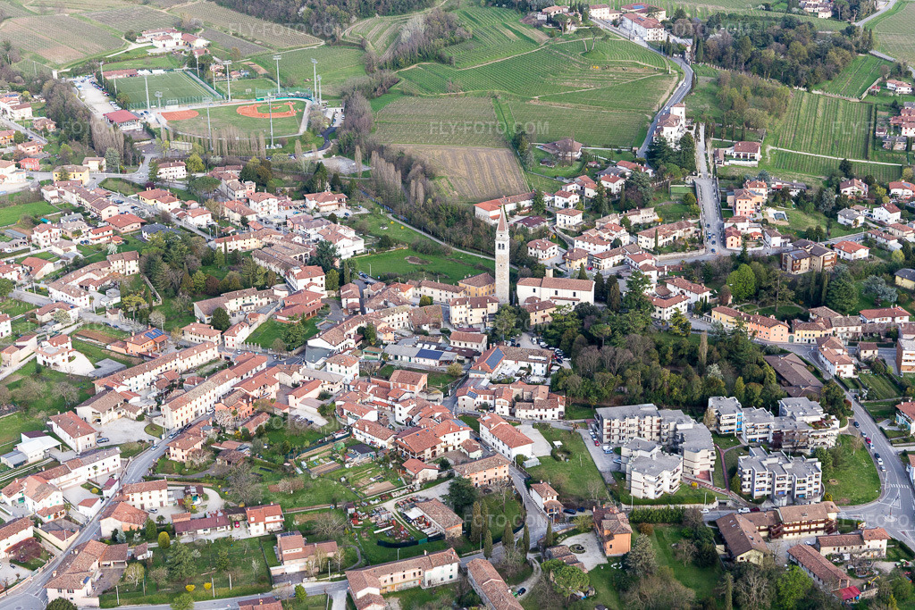 Aerial view: View of the town in Vicinale in the state Friuli Venezia Giulia, Italy. – Photo: IMG_105798.jpg taken on 04/08/2018 by Werner Riehm/FLY-FOTO.com – Resolution of the original: 5472 x 3648 px