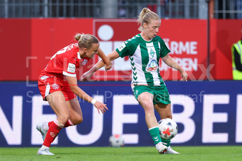 Fussball, Google Pixel Frauen-Bundesliga, 1. FSV Mainz 05 - SV Werder Bremen | v.li.: Paula Flach (1. FSV Mainz 05, 18) und Elena Dhont (SV Werder Bremen, 31) im Zweikampf, Duell, Dynamik, Aktion, Action, Spielszene, DIE DFB-RICHTLINIEN UNTERSAGEN JEGLICHE NUTZUNG VON FOTOS ALS SEQUENZBILDER UND/ODER VIDEOÄHNLICHE FOTOSTRECKEN. DFB REGULATIONS PROHIBIT ANY USE OF PHOTOGRAPHS AS IMAGE SEQUENCES AND/OR QUASI-VIDEO.