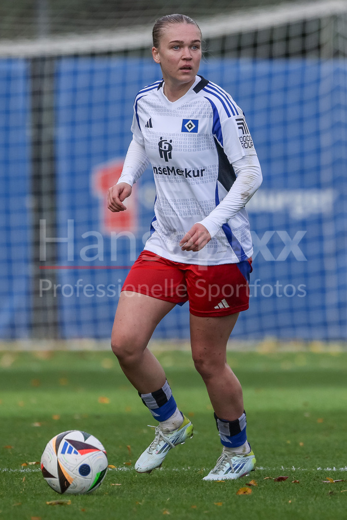Fussball, 2. Frauen-Bundesliga, Hamburger SV - Borussia Mönchengladbach | v.li.: Annaleen Böhler (Hamburger SV, 6) am Ball, Freisteller, Einzelbild, Ganzkörper, Aktion, Action, Spielszene, DIE DFB-RICHTLINIEN UNTERSAGEN JEGLICHE NUTZUNG VON FOTOS ALS SEQUENZBILDER UND/ODER VIDEOÄHNLICHE FOTOSTRECKEN. DFB REGULATIONS PROHIBIT ANY USE OF PHOTOGRAPHS AS IMAGE SEQUENCES AND/OR QUASI-VIDEO.