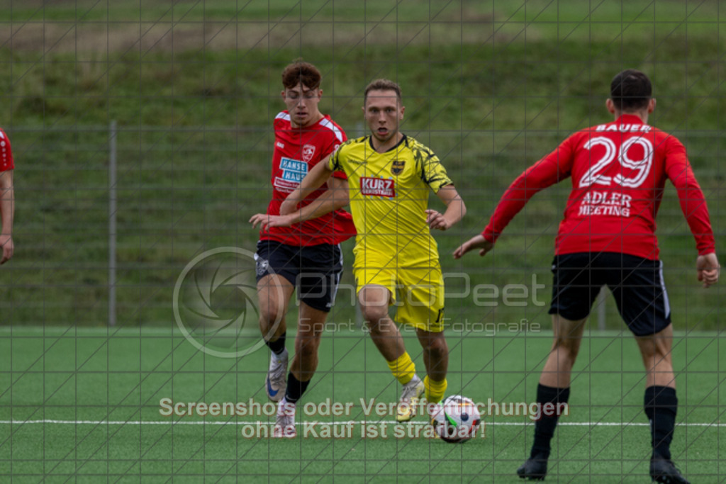 20251012_164739_0201 | #,1.FC Heiningen (gelb) vs. SV Ebersbach (rot), Fußball, Bezirksliga - Bezirk Neckar/Fils, 08. Spieltag, Saison 2025/2026, Kunstrasenplatz, Sportzentrum Heiningen, Krautgarten 1,73092 Heiningen, 12.10.2025 - 15:30 Uhr,Foto: PhotoPeet-Sportfotografie/Peter Harich