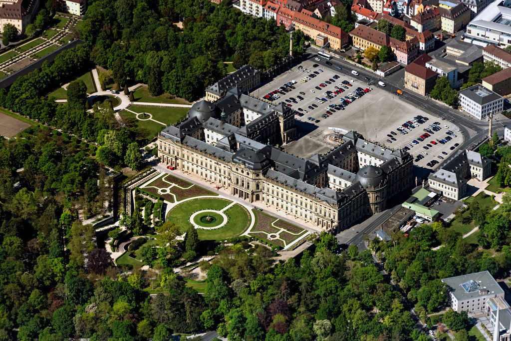 dr__0052846.jpg | WüRZBURG 07.05.2020 Gebäudekomplex im Schloßpark von Schloß  Residenz Würzburg in Würzburg im Bundesland Bayern. // Building complex in the park of the castle Residenz Wuerzburg in Wuerzburg in the state Bavaria. Foto: Daniel Reiter
