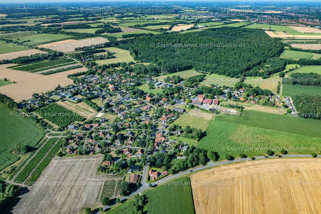 Ruschwedel_ELS_9560110822 | RUSCHWEDEL 11.08.2022 Ortsansicht der Straßen und Häuser der Wohngebiete in Ruschwedel im Bundesland Niedersachsen, Deutschland. Weiterführende Informationen bei: Landkreis Stade,  Samtgemeinde Harsefeld. // Town View of the streets and houses of the residential areas in Ruschwedel in the state Lower Saxony, Germany. Further information at: Landkreis Stade,  Samtgemeinde Harsefeld. Foto: Martin Elsen