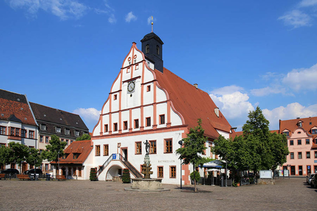 Grimma - Markt mit Rathaus und Eva-Brunnen | Entdecke über 20 Kategorien Leipzig-Motive: Foto-Downloads, hochwertige Poster, Leinwand- & Fine-Art-Prints. Jetzt Lieblingsfoto im Bildlexikon Leipzig Shop bestellen!