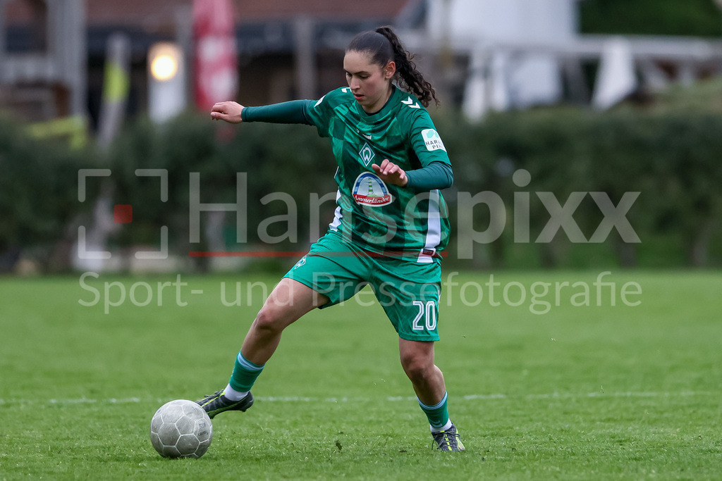 Fussball, Testspiel Frauen, ATS Buntentor - SV Werder Bremen | v.li.: Amani Mahmoud (SV Werder Bremen, 20) am Ball, Freisteller, Einzelbild, Ganzkörper, Aktion, Action, Spielszene