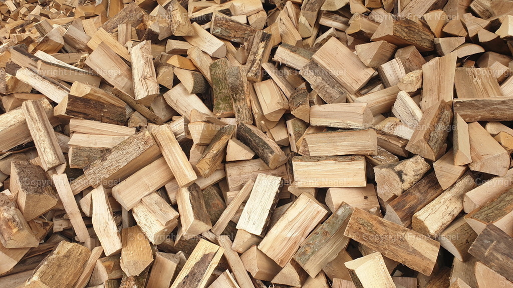 Loses Brennholz | Brennholz wird für den Verkauf vorbereitet und zum Trocknen zwischengelagert. Die Holzschüttung ist in der Masse eine schöne Strukur. - Realisiert mit Pictrs.com