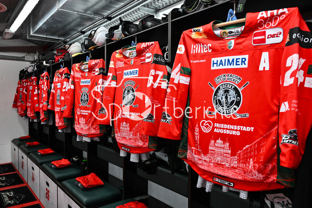 Augsburger Panther - Grizzlys Wolfsburg | Die Augsburger Panther spielen heute in Sondertrikots - Hockey is Diversitiy / Symbolbild / DEL: Augsburger Panther - Grizzlys Wolfsburg; Curt Frenzel Stadion am 10.10.2025