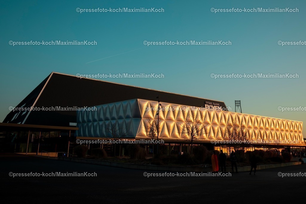 EHF19012603002 | 19.01.2026, Handball, Men's EHF EURO 2026, Deutschland - Spanien, Jyske Bank Boxen in Herning, Dänemark, Preliminary Round: Aussenansicht der Jyske Bank Boxen im Sonnenuntergang Abendlicht Abends Abendstimmung zur Blauen Stunde 
