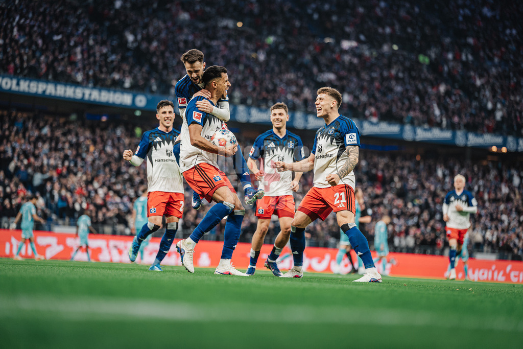Fußball | Männer | Saison 2025/2026 | 1. Fußball-Bundesliga | 31. Spieltag | Hamburger SV vs. TSG Hoffenheim | 25.04.2026 | Torjubel Robert Glatzel (#9, HSV) mitte. Fabio Daniel Ferreira Vieira (#20, HSV) links, Nicolai Remberg (#21, HSV) rechts