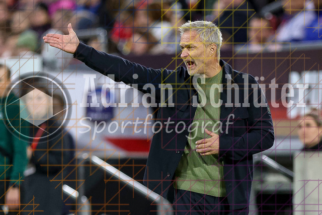 Deutschland vs Frankreich - Halbfinale - UEFA Women's Nations League | Düsseldorf, Deutschland, 24.10.25:   Nationaltrainer Christian Wück ( Deutschland ) gestikuliert, Gestik waehrend des Halbfinals der UEFA Women's Nations League zwischen Deutschland vs Frankreich in der Merkur-Spiel-Arena(Foto von Brauer-Fotoagentur / Adrian Schlueter)