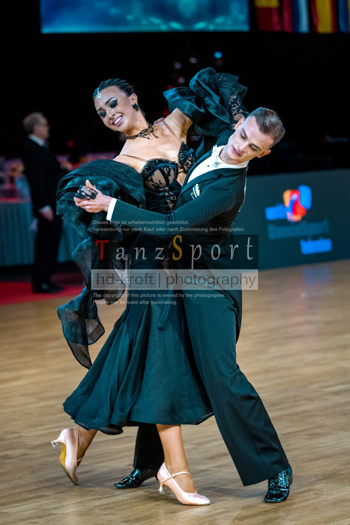 20251212_WDSF_World_Ch_Cup_RS-Std_1151-2 | Tanzsportbilder, Standardtanz, Lateintanz, WDSF, DTV, LTVB, dancecomp, goc, hessen tanzt, blaues band der spree, walzer, tango, wiener walzer, slowfox, quickstepp, samba, rumba, cha-cha-cha, paso doble. jive, hd-kroft photography, turniertanzsport