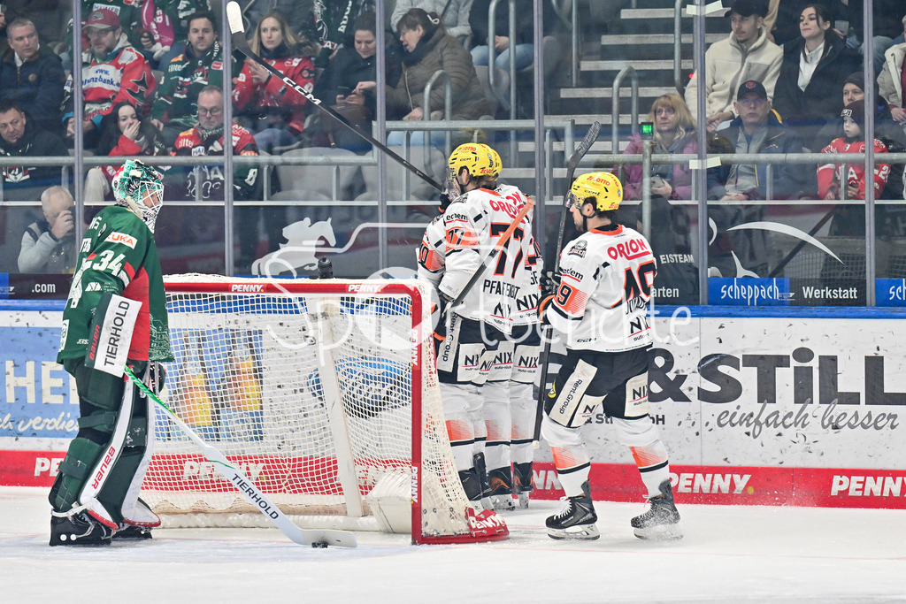 Augsburger Panther - Löwen Frankfurt | AUGSBURG, GERMANY - 16. JANUARY: Jubel der Gäste nach dem Treffer zum 0-1 durch Jakob LILJA (Löwen Frankfurt 10) / Tor / Torschuetze / Freude / Happy während dem Match zwischen den Augsburger Panthern und den Löwen Frankfurt am 40. Spieltag der penny DEL im Curt Frenzel Stadion