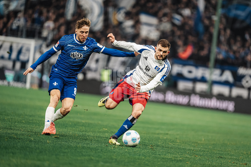 Fußball | Männer | Saison 2024/2025 | 2. Fußball-Bundesliga | 15. Spieltag | Hamburger SV vs. SV Darmstadt 98 | 08.12.2024 | v.l. Luca Marseiler (#8, SV Darmstadt 98) gegen Lukasz Poreba (#6, HSV)