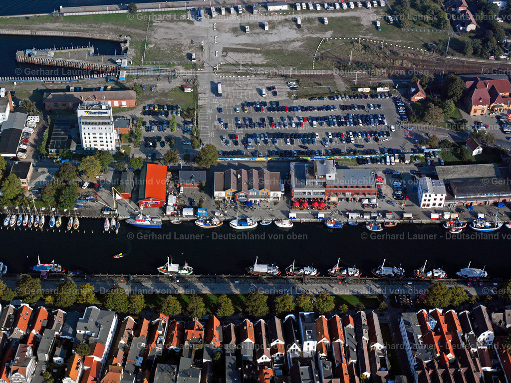 2581142 | Warnemünde 08.09.2021 Tourismus- Attraktion und Sehenswürdigkeit des Fischerei- Hafen am " Alter Strom " in Rostock im Bundesland Mecklenburg-Vorpommern, Deutschland. // Tourism attraction and sight of the fishing port at the "Alter Strom" in Rostock in the state of Mecklenburg-Vorpommern, Germany. Foto: Gerhard Launer
