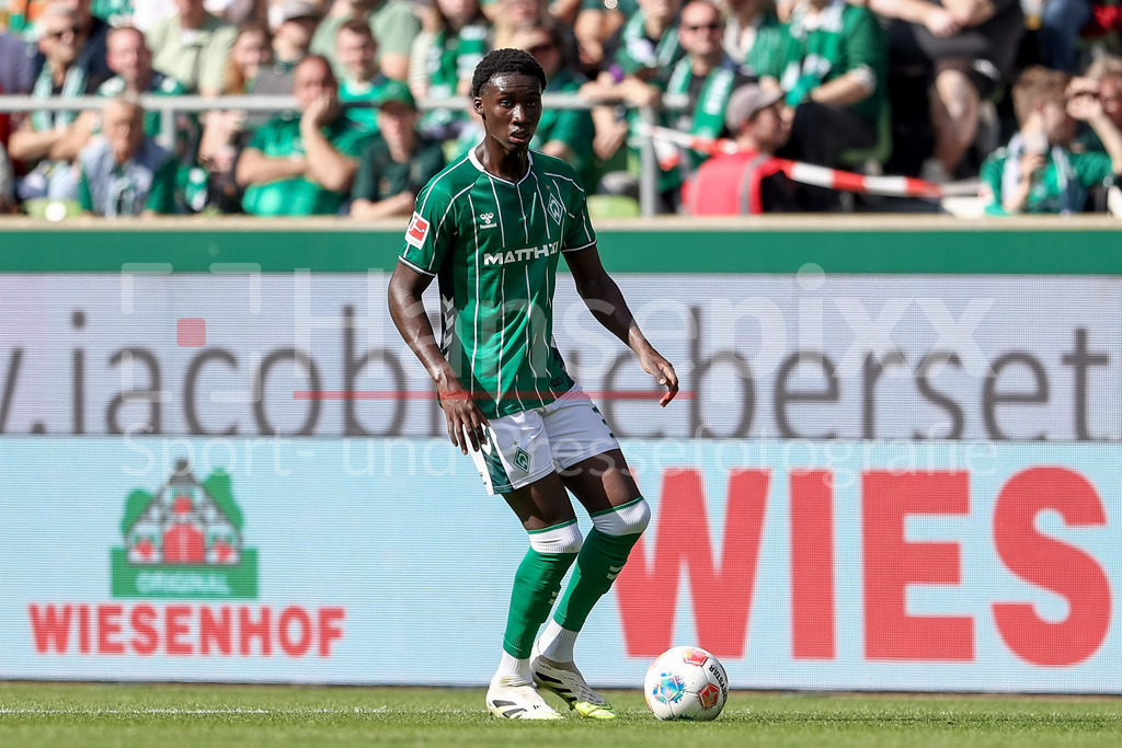 Fussball, Bundesliga, SV Werder Bremen - Bayer 04 Leverkusen | Karim Coulibaly (SV Werder Bremen, 31) am Ball, Freisteller, Einzelbild, Ganzkörper, Aktion, Action, Spielszene, DIE DFL-RICHTLINIEN UNTERSAGEN JEGLICHE NUTZUNG VON FOTOS ALS SEQUENZBILDER UND/ODER VIDEOÄHNLICHE FOTOSTRECKEN. DFL REGULATIONS PROHIBIT ANY USE OF PHOTOGRAPHS AS IMAGE SEQUENCES AND/OR QUASI-VIDEO.