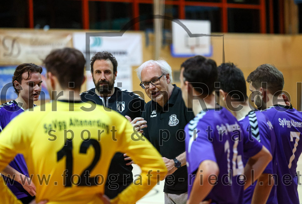 2022-11-12_077_SpVgg_Altenerding_III_gegen_TV_Altoetting_II | Erding, Deutschland, 12.11.2022:
Handball, Bezirksklasse Männer 2022 / 2023, 4. Spieltag, SpVgg Altenerding III gegen TV Altötting II, Endergebnis: 32:25

Stefan Walter (SpVgg Altenerding, #10), Trainer Alfred Lößl (SpVgg Altenerding)

Foto: Christian Riedel / fotografie-riedel.net