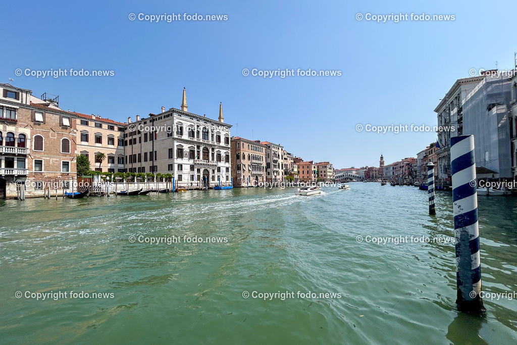 Italien_ Venedig_ Bezos_ 23.06.2025-7 | 23.06.2025, Italien, ITA, Venetien, Venedig, im Bild Venedig, Stadtansichten, Jeff Bezos, Hochzeit, Protest, Italien, Canale Grand, Luxury Hotel, Italy, Aman Hotel, Venice, Boot, Motorboot, Wassertaxi, Feature, Symbolbild, Creativ, Kreativ