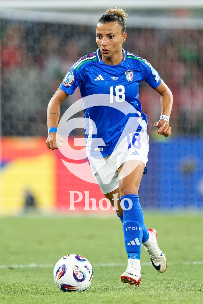 Portugal v Italy - UEFA Women's EURO 2025 Group B | GENEVA, SWITZERLAND - JULY 7: Arianna Caruso of Italy runs with the ball  during the UEFA Women's EURO 2025 Group B match between Portugal and Italy at Stade de Geneve on July 7, 2025 in Geneva, Switzerland. (Photo by Giuseppe Velletri/Sports Press Photo/Getty Images)